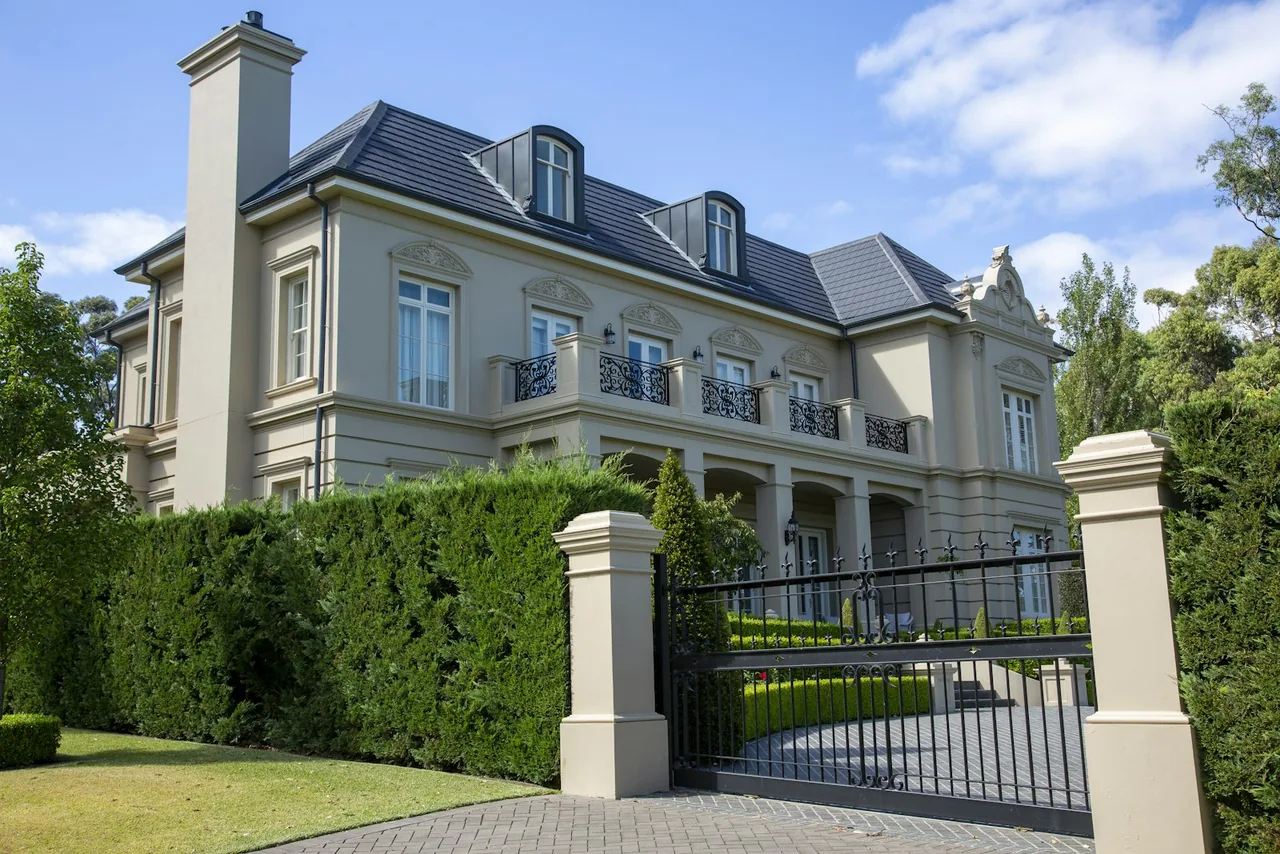Driveway gate and operator in Lewisville, TX